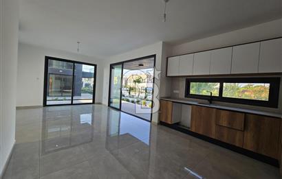 KKTC GİRNE ALSANCAKTA SİTE İÇERİSİNDE ANAYOLA VE DENİZE YAKIN SATILIK YENİ 2+1 DAİRELER