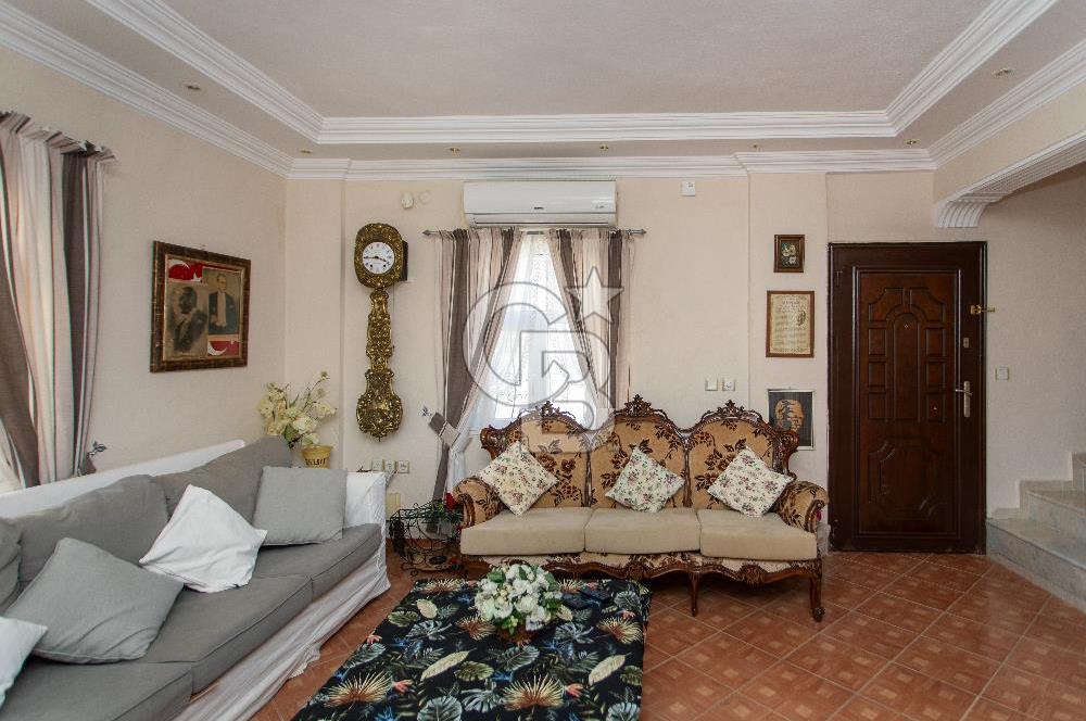 YENİFOÇA'DA SATILIK DENİZ MANZARALI VE HAVUZLU MÜSTAKİL VİLLA