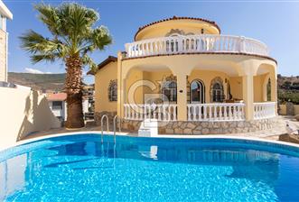 YENİFOÇA'DA SATILIK DENİZ MANZARALI VE HAVUZLU MÜSTAKİL VİLLA - 8 - 374358