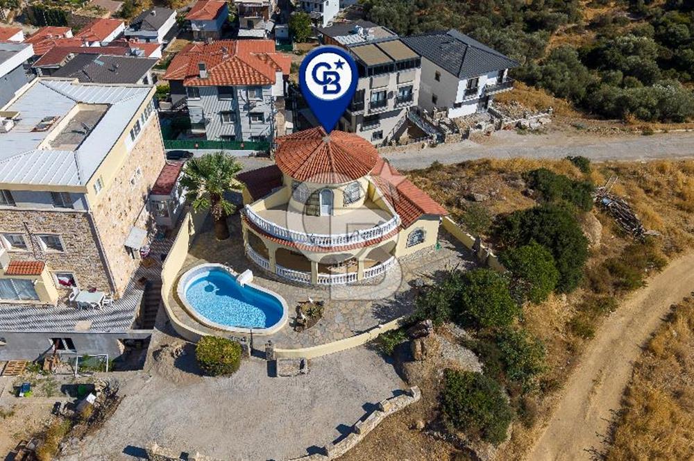YENİFOÇA'DA SATILIK DENİZ MANZARALI VE HAVUZLU MÜSTAKİL VİLLA