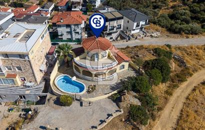 YENİFOÇA'DA SATILIK DENİZ MANZARALI VE HAVUZLU MÜSTAKİL VİLLA