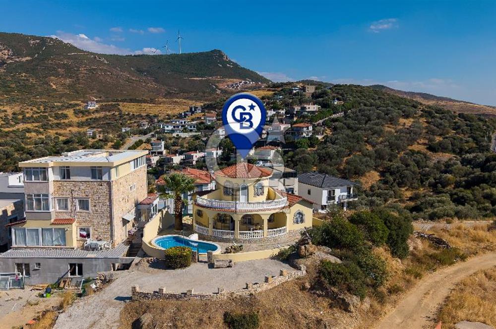 YENİFOÇA'DA SATILIK DENİZ MANZARALI VE HAVUZLU MÜSTAKİL VİLLA
