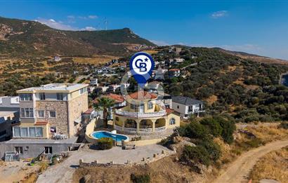 YENİFOÇA'DA SATILIK DENİZ MANZARALI VE HAVUZLU MÜSTAKİL VİLLA