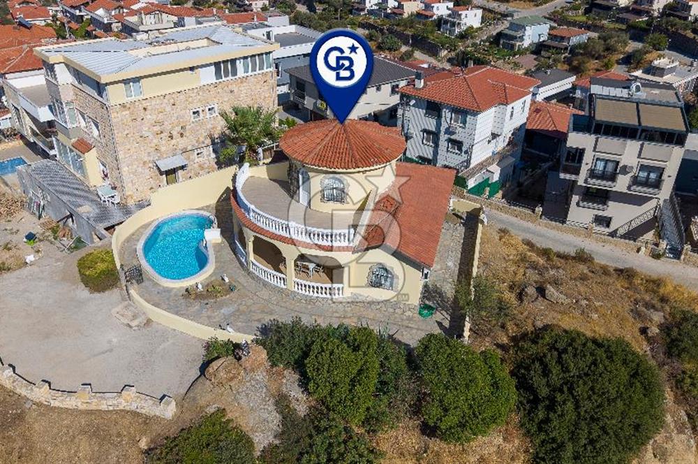 YENİFOÇA'DA SATILIK DENİZ MANZARALI VE HAVUZLU MÜSTAKİL VİLLA