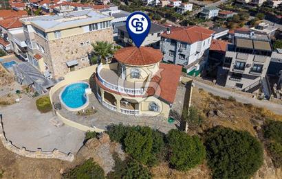 YENİFOÇA'DA SATILIK DENİZ MANZARALI VE HAVUZLU MÜSTAKİL VİLLA