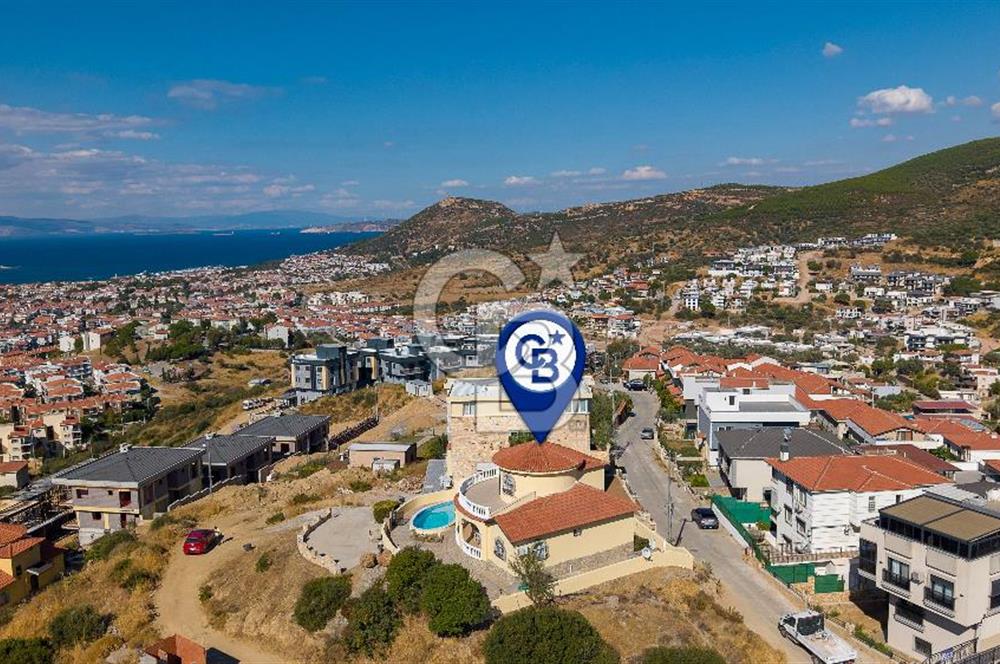 YENİFOÇA'DA SATILIK DENİZ MANZARALI VE HAVUZLU MÜSTAKİL VİLLA
