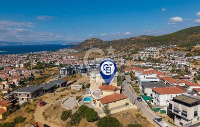 YENİFOÇA'DA SATILIK DENİZ MANZARALI VE HAVUZLU MÜSTAKİL VİLLA