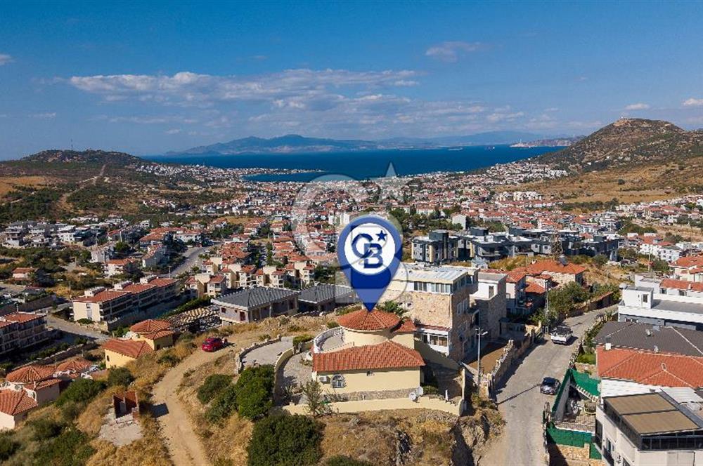 YENİFOÇA'DA SATILIK DENİZ MANZARALI VE HAVUZLU MÜSTAKİL VİLLA