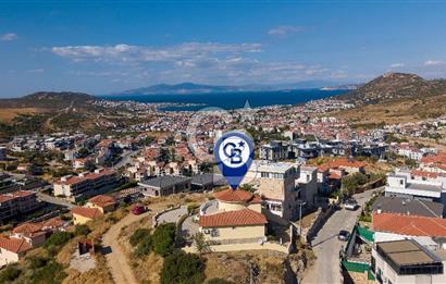 YENİFOÇA'DA SATILIK DENİZ MANZARALI VE HAVUZLU MÜSTAKİL VİLLA