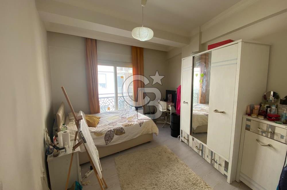 KARŞIYAKA TOSKANA EVLERİNDE SATILIK GENİŞ FERAH EŞYALI 1+1 DAİRE