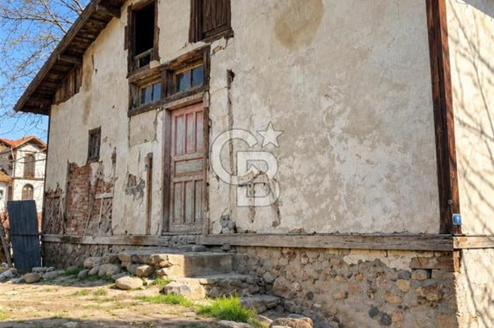 BEYPAZARI MERKEZDE TEK TAPU SİT DIŞI AVLULU 2 KATLI AHŞAP EV