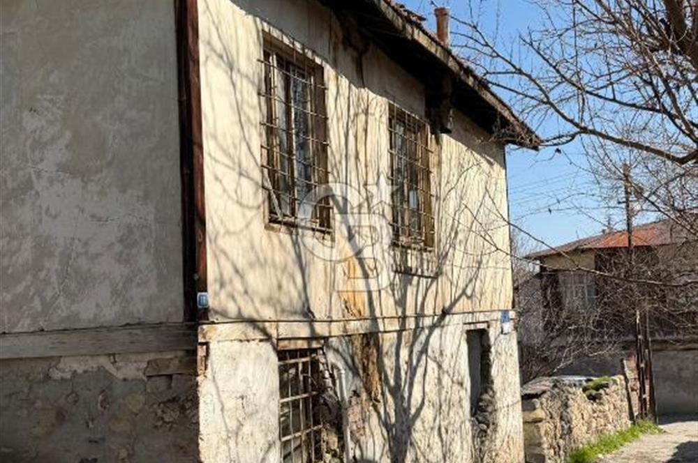BEYPAZARI MERKEZDE TEK TAPU SİT DIŞI AVLULU 2 KATLI AHŞAP EV