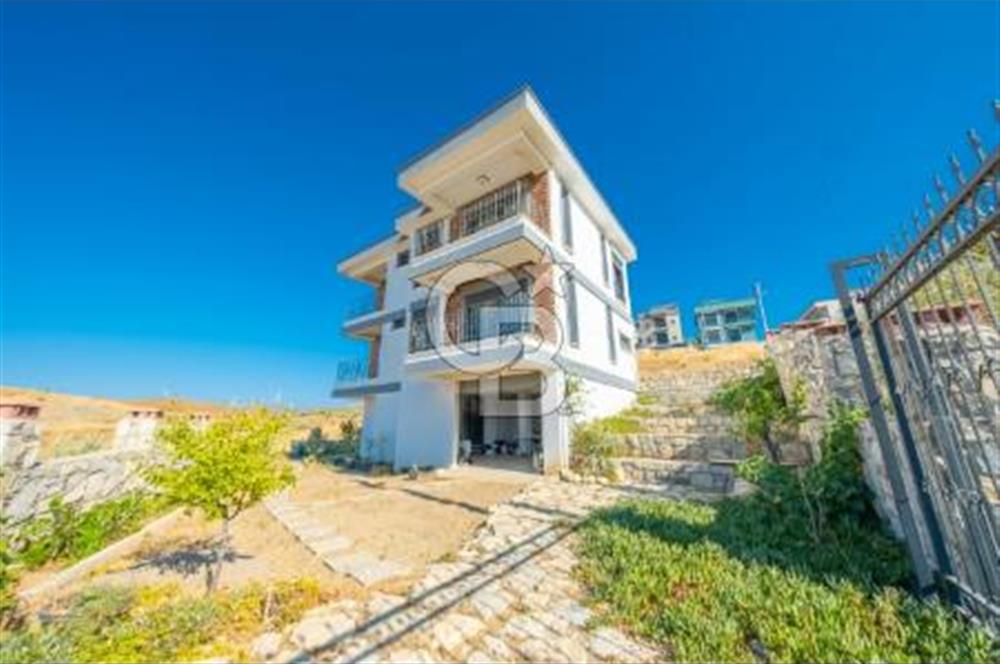 Seferihisar Akarca'da kale gibi villa