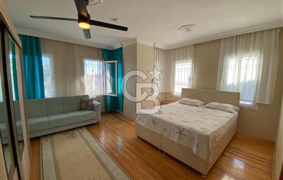 Cunda'da 350m2 Arsa İçerisinde Deniz Manzaralı 4+1 Satılık Villa