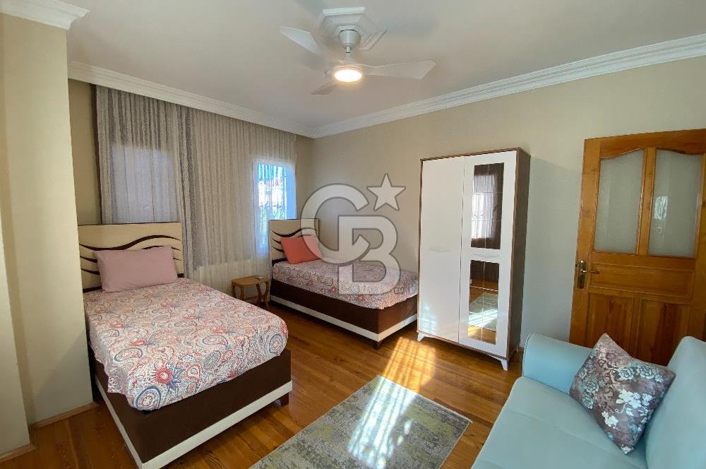 Cunda'da 350m2 Arsa İçerisinde Deniz Manzaralı 4+1 Satılık Villa