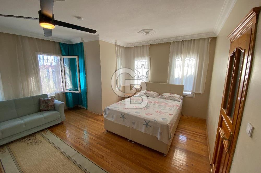 Cunda'da 350m2 Arsa İçerisinde Deniz Manzaralı 4+1 Satılık Villa