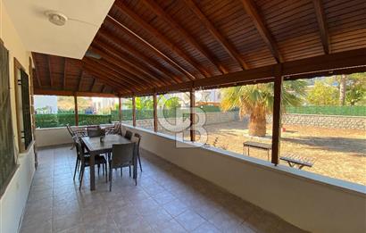 Cunda'da 350m2 Arsa İçerisinde Deniz Manzaralı 4+1 Satılık Villa