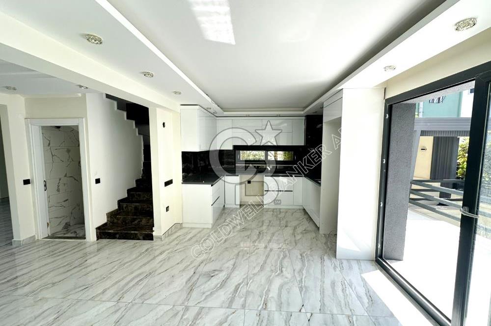 Kadınlar Denizi'nde Deniz Manzaralı, Havuzlu, 4+1 Müstakil Villa