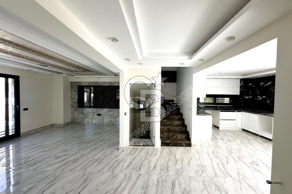 Kadınlar Denizi'nde Deniz Manzaralı, Havuzlu, 4+1 Müstakil Villa