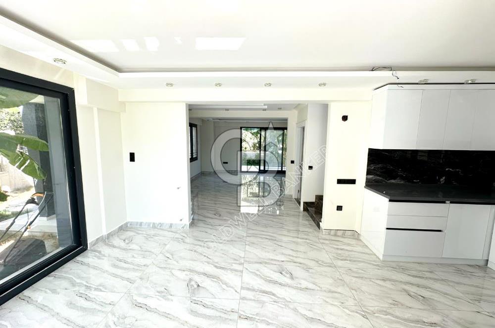Kadınlar Denizi'nde Deniz Manzaralı, Havuzlu, 4+1 Müstakil Villa