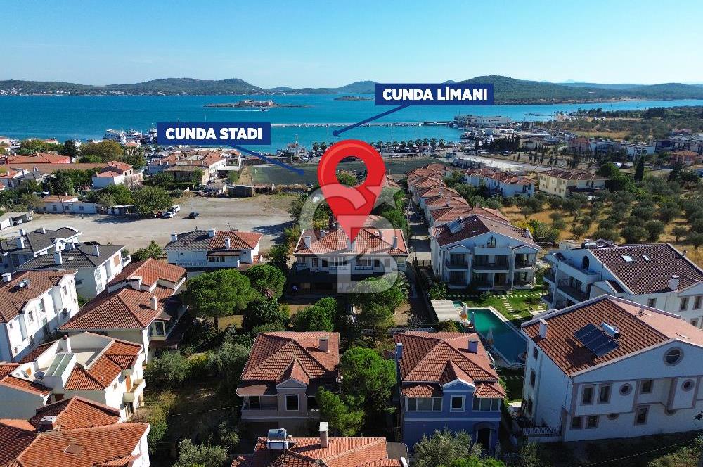 Cunda'da 350m2 Arsa İçerisinde Deniz Manzaralı 4+1 Satılık Villa