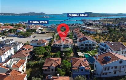 Cunda'da 350m2 Arsa İçerisinde Deniz Manzaralı 4+1 Satılık Villa