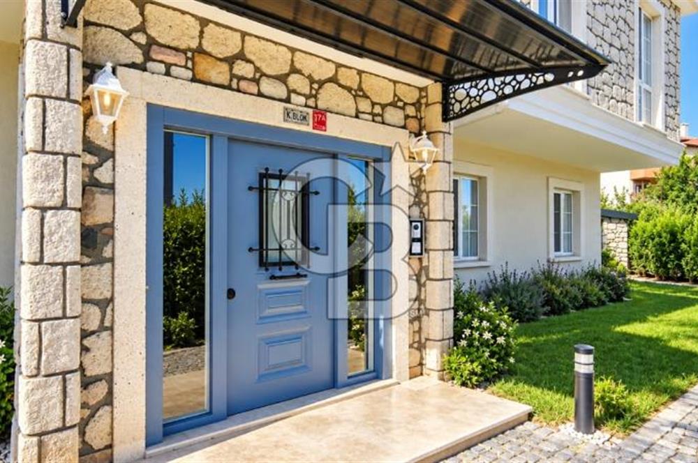 Ayvalık Altınova da Havuzlu Sitede  2+1 Satılık  Daire 
