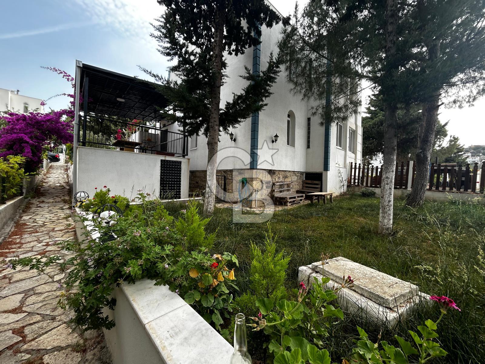 FOÇA FOTAŞ TATİL KÖYÜNDE KİRALIK 2+1 MÜSTAKİL BAHÇELİ DAİRE