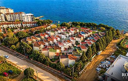 ARMUTLU KARDELEN SİTESİ'NDE KÖŞE VİLLA
