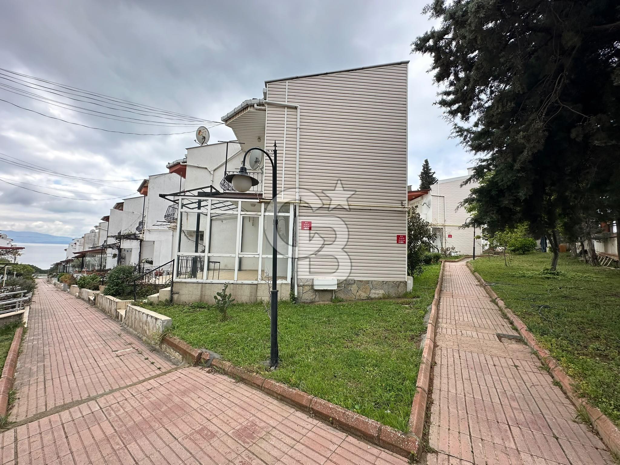 ARMUTLU KARDELEN SİTESİ'NDE KÖŞE VİLLA