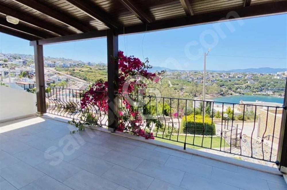 Denize sıfır sitede köşe başı 4+1 villa