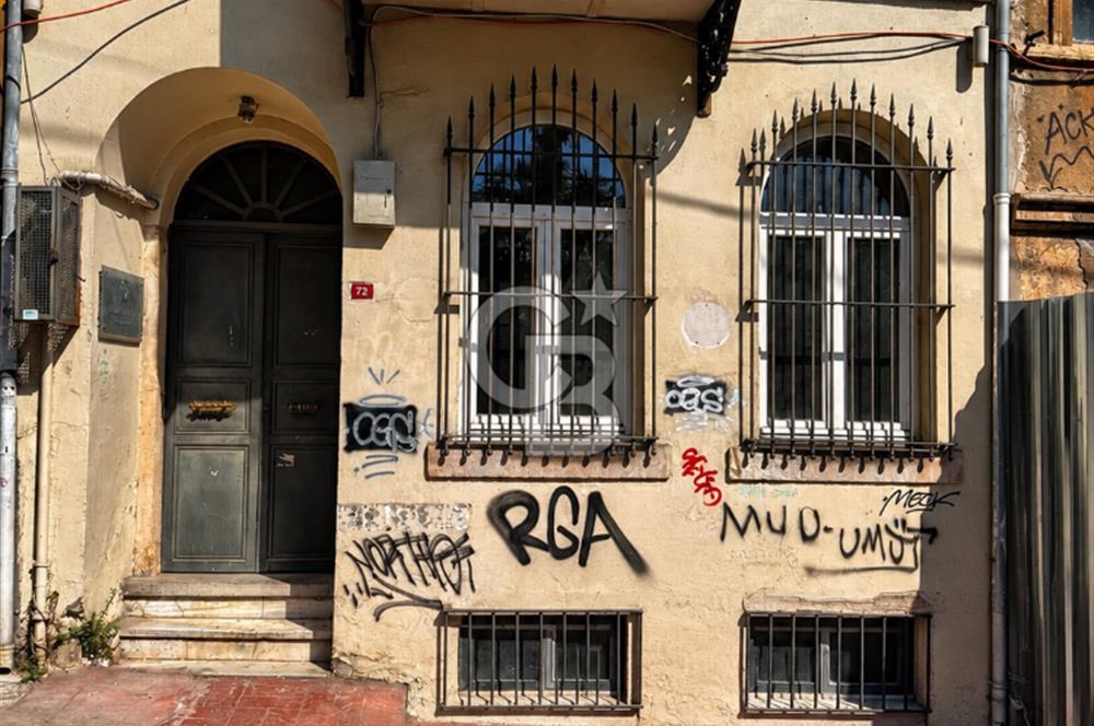 Galata'da Lüleci Hendek caddesinde 2 katlı bahçeli ticari alan