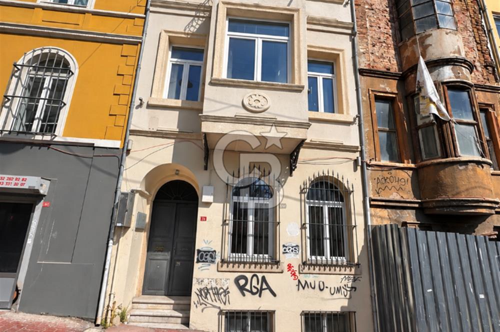 Galata'da Lüleci Hendek caddesinde 2 katlı bahçeli ticari alan