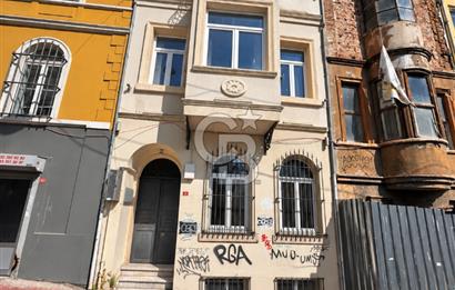 Galata'da Lüleci Hendek caddesinde 2 katlı bahçeli ticari alan