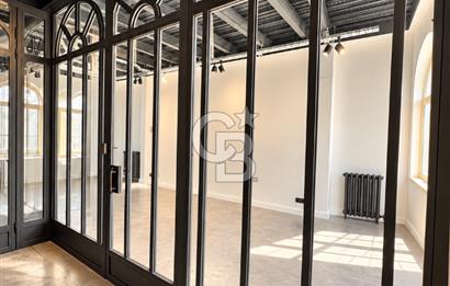Galata'da Lüleci Hendek caddesinde 2 katlı bahçeli ticari alan