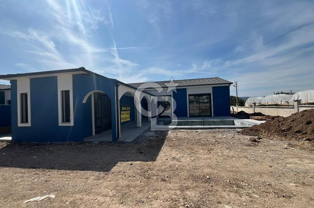 Urla Kuşçular Tek Katlı Havuzlu Geniş Bahçeli Lüks Satılık Villa