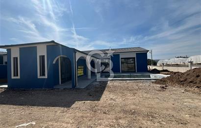 Urla Kuşçular Tek Katlı Havuzlu Geniş Bahçeli Lüks Satılık Villa