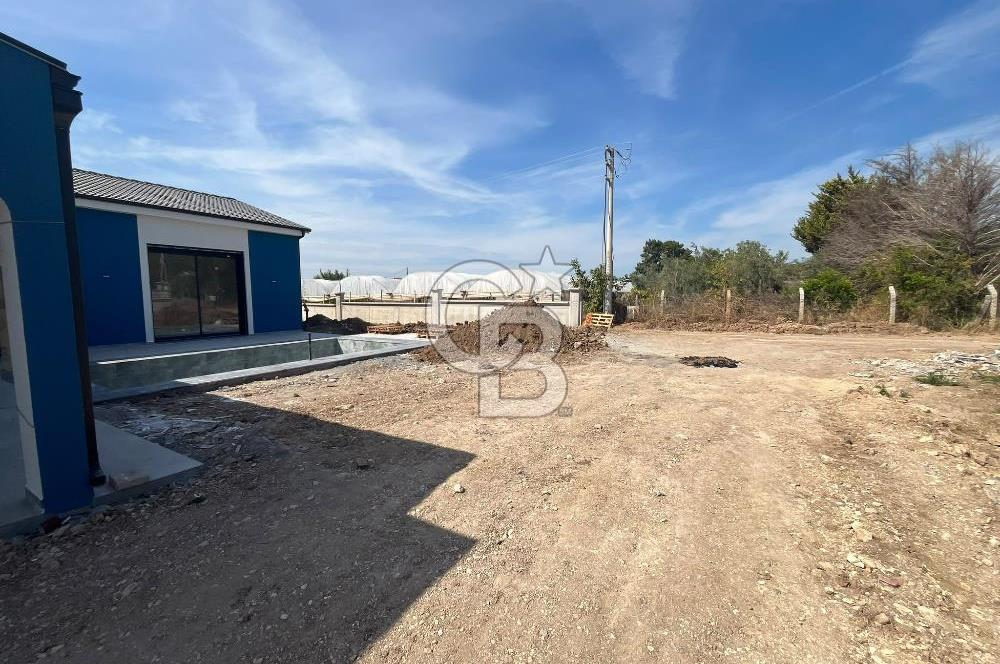 Urla Kuşçular Tek Katlı Havuzlu Geniş Bahçeli Lüks Satılık Villa