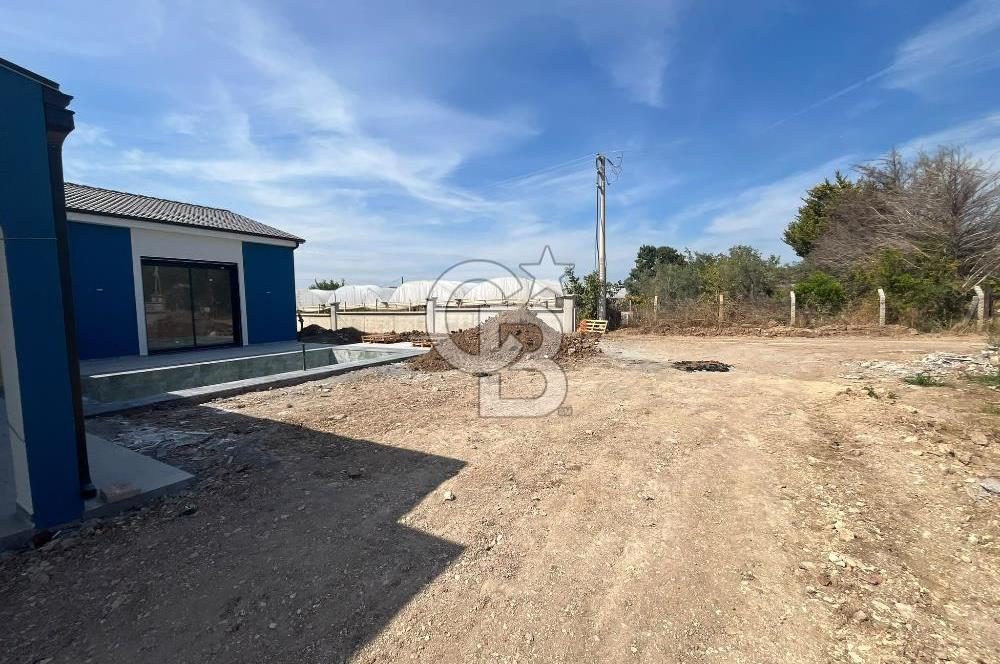 Urla Kuşçular Tek Katlı Havuzlu Geniş Bahçeli Lüks Satılık Villa
