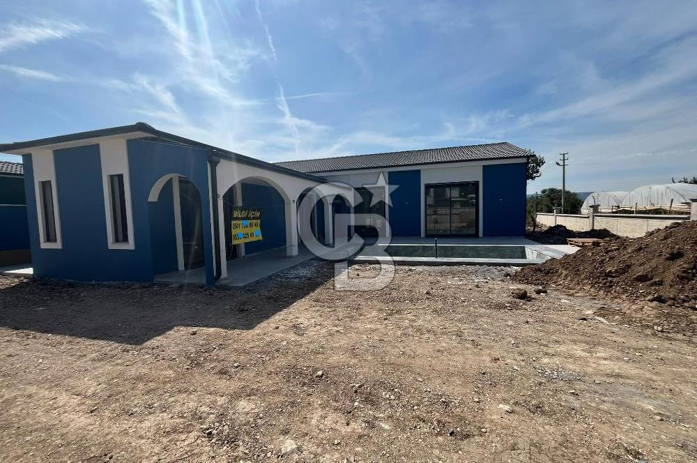 Urla Kuşçular Tek Katlı Havuzlu Geniş Bahçeli Lüks Satılık Villa