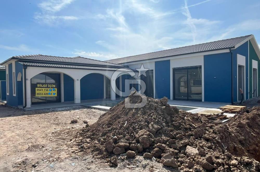 Urla Kuşçular Tek Katlı Havuzlu Geniş Bahçeli Lüks Satılık Villa