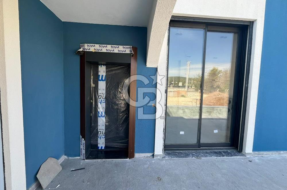 Urla Kuşçular Tek Katlı Havuzlu Geniş Bahçeli Lüks Satılık Villa
