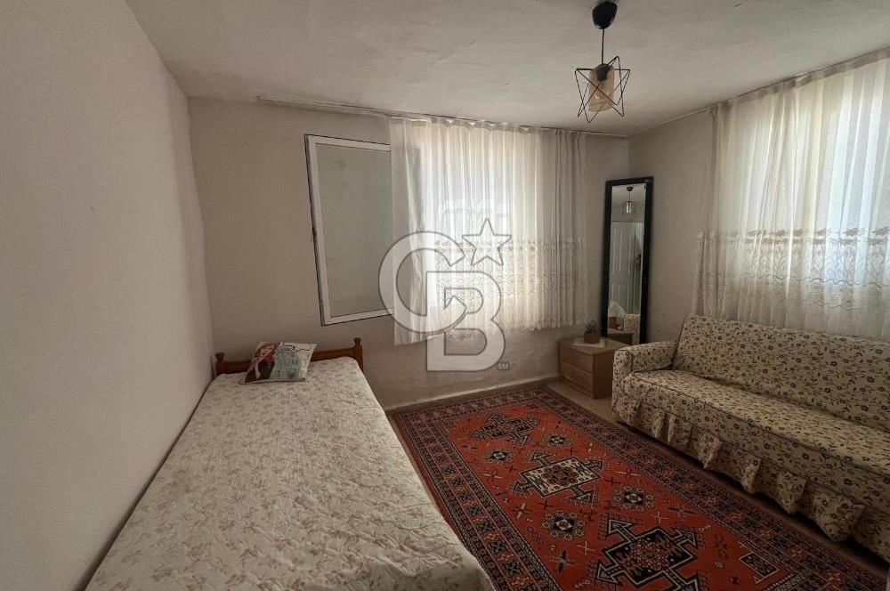 URLA GÜLBAHÇE'DE İÇERİSİNDE KAYITLI BİNA OLAN İMARLI ARSA
