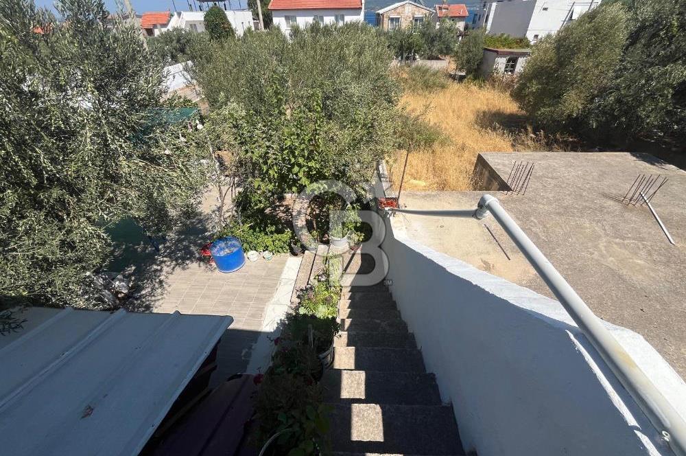 URLA GÜLBAHÇE'DE İÇERİSİNDE KAYITLI BİNA OLAN İMARLI ARSA