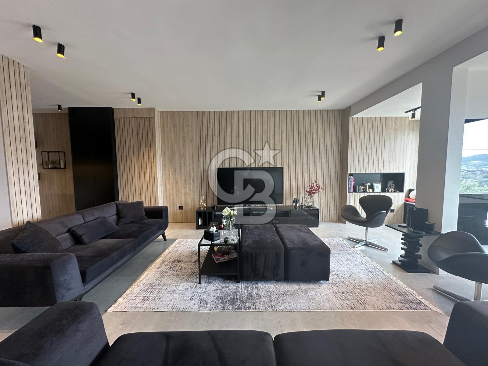Güzelbahçe de Güvenlikli Site İçerisinde Deniz Manzaralı Villa