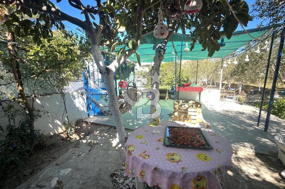 URLA GÜLBAHÇE'DE İÇERİSİNDE KAYITLI BİNA OLAN İMARLI ARSA