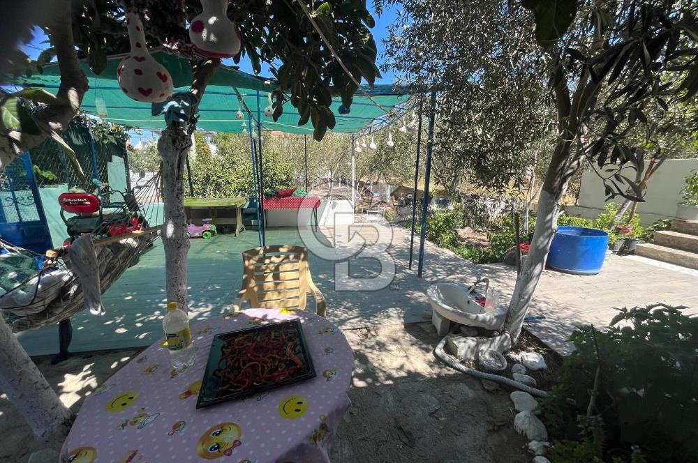 URLA GÜLBAHÇE'DE İÇERİSİNDE KAYITLI BİNA OLAN İMARLI ARSA