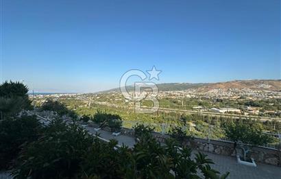 Güzelbahçe de Güvenlikli Site İçerisinde Deniz Manzaralı Villa