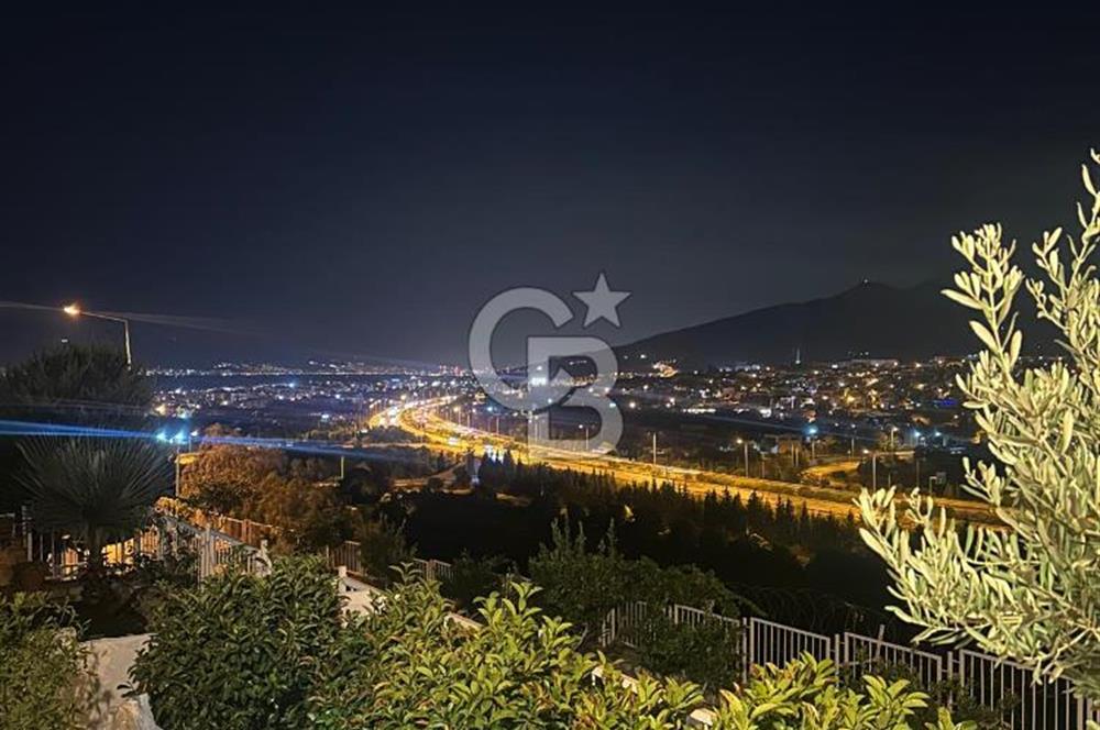 Güzelbahçe de Güvenlikli Site İçerisinde Deniz Manzaralı Villa