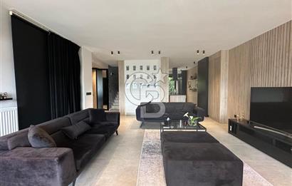 Güzelbahçe de Güvenlikli Site İçerisinde Deniz Manzaralı Villa